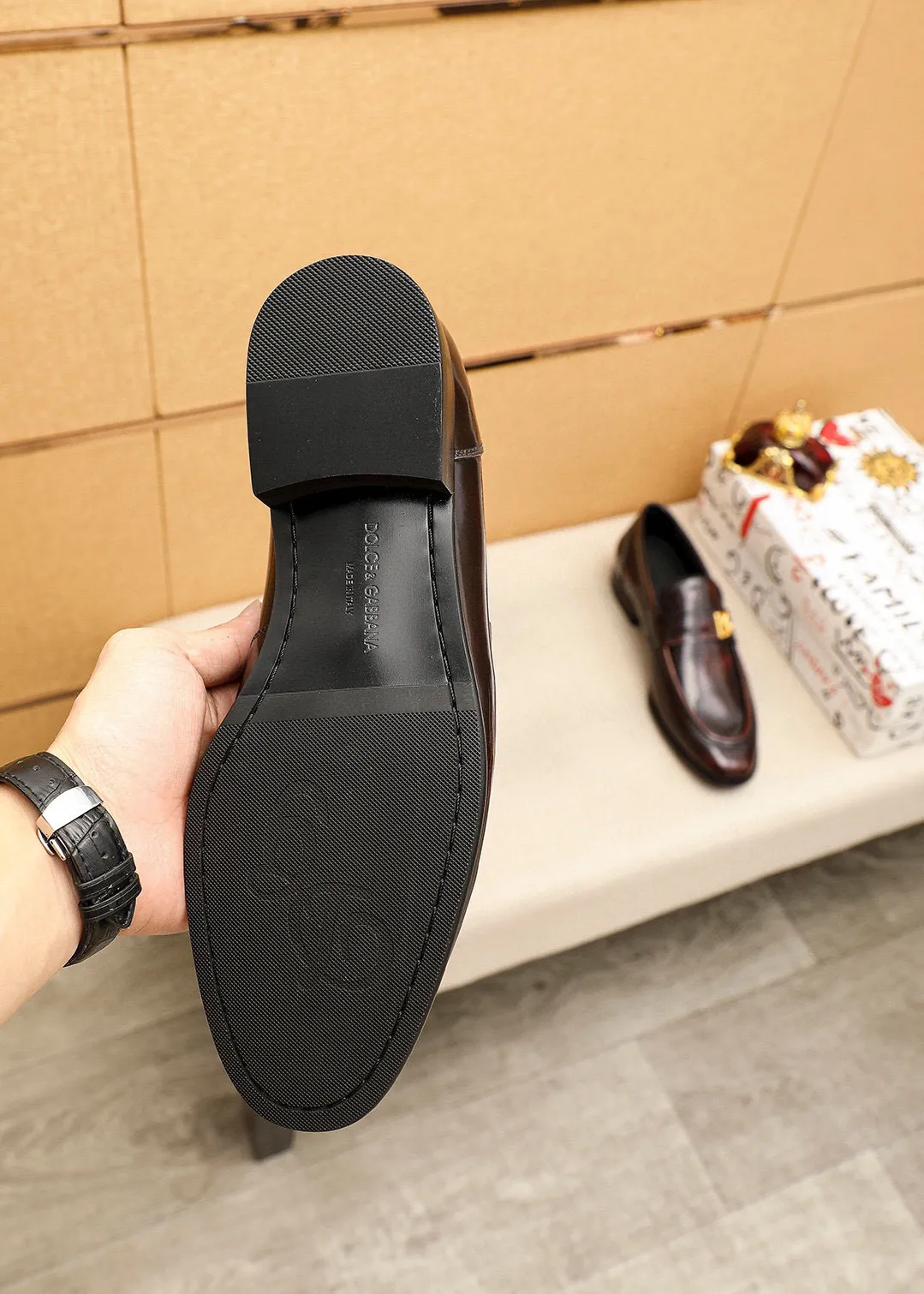 Men's clothing and shoes 💰460 💐DG top quality🔍🔍Men's new leather shoes🚹Sold simultaneously at counters⚠The uppers are imported open-edge beaded cowhide leather uppers from Italy, fully imported cowhide leather lining + classic hardware buckles, completely 1⃣️to 1⃣️reproduction🇮🇹💪💪, ⚠ Sole: The original sole is specially provided by the original factory. The exclusive movable molded sole is super comfortable. ⚠The original factory follows the order, 🔍🔍high quality, you can enter and exit the counter at will, welcome to compare⚠Size: 38-44 (45.46🉑️Customized)